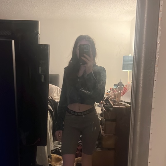 Women’s essentials biker shorts - Picture 4 of 4